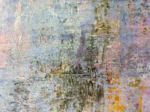 Abstraktes Gemälde in gedämpften Blau-, Rosa- und Ockertönen mit pastosem Farbauftrag. Senkrechte und horizontale Pinselstriche erzeugen eine flimmernde, atmosphärische Textur, die an ein Spiegelbild von Bäumen und Vegetation in einem stillen Gewässer erinnert. Werk von Carolina Strauch in der Ausstellungsreihe „Dental meets Art" in der Praxis Baumstark zu sehen.